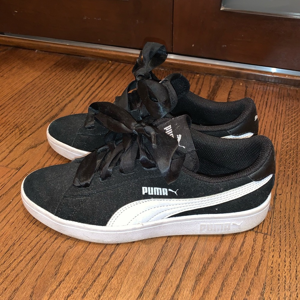 Pump black and white w bow lace ups
